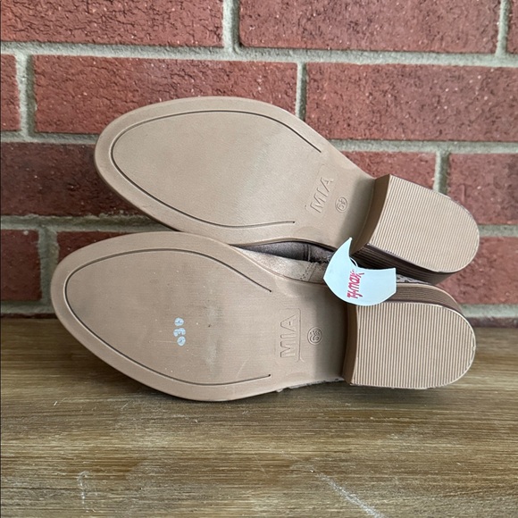 MIA - Picture 4 of 7